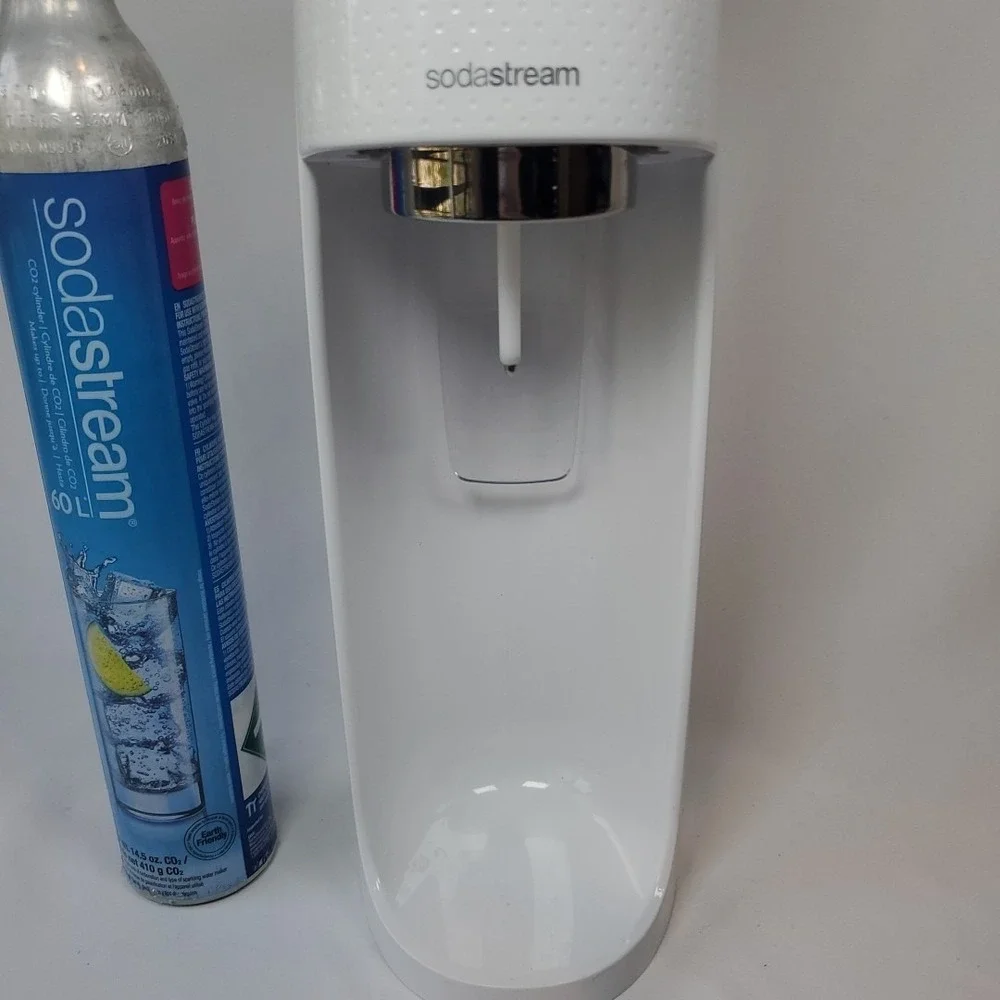 SodaStream Fizzi SPT-001 Sparkling Water Machine White and Chrome + CO2 Canister